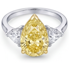 Afbeelding in Gallery-weergave laden, Kanariegele Diamant Drie-Steen Ring – profielaanzicht