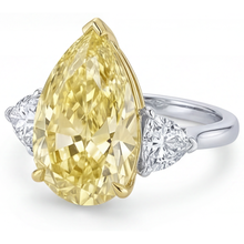 Afbeelding in Gallery-weergave laden, Ambachtelijk Kanariegele Diamant Trilogie Ring 5 karaat – hoekaanzicht