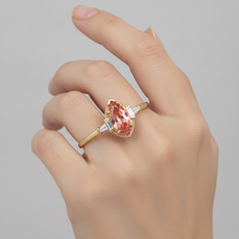 Afbeelding in Gallery-weergave laden, Verlovingsring met perzikkleurige saffier 4,1 karaat labgekweekt marquise padparadscha en witte baguette driesteens kathedraal 14k geelgoud