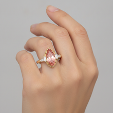 Afbeelding in Gallery-weergave laden, Padparadscha saffier ring 4,1 karaat labgekweekt marquise en witte baguette driesteens glad 14K geelgoud