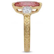 Afbeelding in Gallery-weergave laden, Driesteensring van 14k geelgoud met perzikkleurige labgekweekte marquise padparadscha-saffier van 4,1 karaat