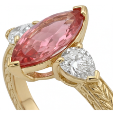 Afbeelding in Gallery-weergave laden, Driesteensring van 14k geelgoud met perzikkleurige labgekweekte marquise padparadscha-saffier van 4,1 karaat