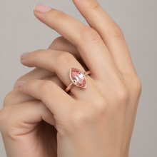 Afbeelding in Gallery-weergave laden, Padparadscha saffier ring 3,5 karaat labgekweekt marquise lunette solitair 14K roségoud