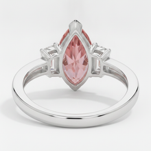 Afbeelding in Gallery-weergave laden, Perzikkleurige saffier 3,1 karaat echte marquise padparadscha en witte baguette driesteenring platina