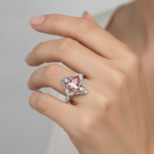 Afbeelding in Gallery-weergave laden, Echte perzikkleurige padparadscha-saffier 2,3 karaat marquise halo ring met gespleten scheen in 14k witgoud