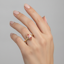 Afbeelding in Gallery-weergave laden, Perziksaffier verlovingsring 2 karaat natuurlijke marquise padparadscha lunette solitair 14k geelgoud