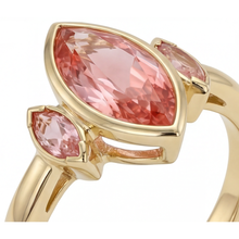 Afbeelding in Gallery-weergave laden, Perzikkleurige saffier verlovingsring 3 karaat echte marquise padparadscha lunette drie stenen 14k geelgoud