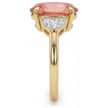 Afbeelding in Gallery-weergave laden, Perzikkleurige saffier verlovingsring 2,9 karaat echte ovale padparadscha en witte halvemaan driesteens 14K geelgoud