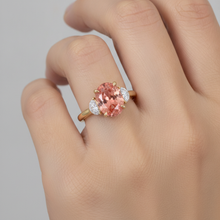 Afbeelding in Gallery-weergave laden, Perzikkleurige saffier verlovingsring 2,9 karaat echte ovale padparadscha en witte halvemaan driesteens 14K geelgoud