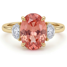 Afbeelding in Gallery-weergave laden, Perzikkleurige saffier verlovingsring 2,9 karaat echte ovale padparadscha en witte halvemaan driesteens 14K geelgoud
