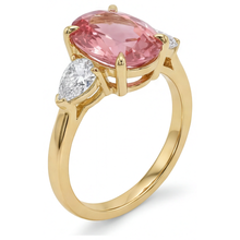 Afbeelding in Gallery-weergave laden, Perzikkleurige saffier 2,9 karaat echte ovale padparadscha ring met drie stenen 14K geelgoud