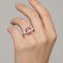 Afbeelding in Gallery-weergave laden, Perzikkleurige saffier 2,9 karaat echte ovale padparadscha ring met drie stenen 14K geelgoud