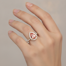 Afbeelding in Gallery-weergave laden, Perzikkleurige Saffier 2,8 Karaat Echte Peervormige Padparadscha Halo Pavé Ring 14K Geelgoud