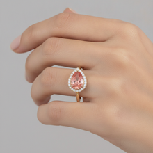 Afbeelding in Gallery-weergave laden, Ring met 2,8 karaat natuurlijke peervormige roze padparadscha saffier, halo en gladde band in 14k geelgoud