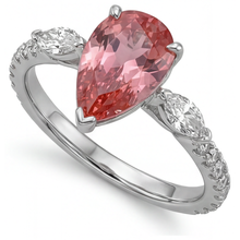 Afbeelding in Gallery-weergave laden, Perzikkleurige saffier 2,9 karaat echte peervormige Padparadscha driesteens ring 14k witgoud