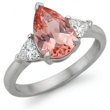 Afbeelding in Gallery-weergave laden, Padparadscha saffier verlovingsring 2,9 karaat echte peervorm en witte trilliant driesteens 14k goud