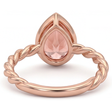 Afbeelding in Gallery-weergave laden, Perzikkleurige saffier 2,5 karaat natuurlijke peervormige Padparadscha solitairering met lunette in 14k roségoud