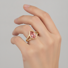 Afbeelding in Gallery-weergave laden, Perzikkleurige saffier 2 karaat echte peervormige padparadscha lunette solitairering 14k geelgoud
