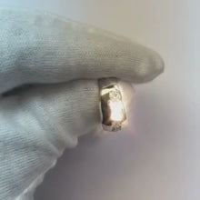 Video laden en afspelen in Gallery-weergave, 1,25 ct ronde geslepen diamanten heren trouwring 14K witgoud