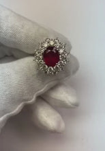 Video laden en afspelen in Gallery-weergave, 6.50 ct natuurlijke rode robijn met diamanten ring witgoud