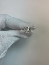 Video laden en afspelen in Gallery-weergave, 1,50 Ct. Stralend Geslepen Echt Diamanten Solitaire Ring 4 Tanden