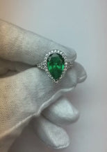 Video laden en afspelen in Gallery-weergave, 3.50 ct peer geslepen groene smaragd en diamanten trouwring