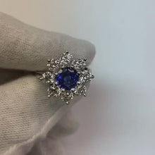 Video laden en afspelen in Gallery-weergave, Gouden Halo Diamanten Ring Blauwe Ronde Saffier Bloem Stijl 4.50 Karaat