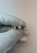 Video laden en afspelen in Gallery-weergave, 4.80 karaat ronde eeuwigheid band sieraden blauwe saffier wit goud 14k