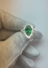 Video laden en afspelen in Gallery-weergave, 3.50 ct peer geslepen groene smaragd en diamanten trouwring