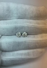 Video laden en afspelen in Gallery-weergave, Prong Set 2 karaat ronde diamanten dames Stud Earring wit goud 14K