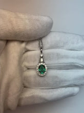 Video laden en afspelen in Gallery-weergave, Halo ovale Ceylon saffier hanger rond & smaragd diamant 2,75 karaat