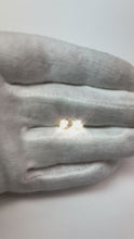 Video laden en afspelen in Gallery-weergave, Prong Set Solitaire Ronde Briljant Geslepen 0.74 Ct Diamanten Oorknopjes