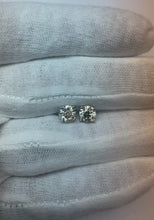 Video laden en afspelen in Gallery-weergave, Diamanten oorknopjes 1,80 karaat witgoud 14K