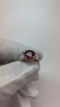 Video laden en afspelen in Gallery-weergave, 4 ct Robijn en Ronde Diamanten 3 Stenen Ring Wit Goud Dames Sieraden