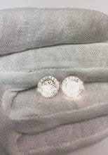 Video laden en afspelen in Gallery-weergave, Sprankelende ronde diamanten Halo-oorknopjes 3.50 karaat witgoud 14K