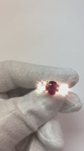 Video laden en afspelen in Gallery-weergave, 4 ct Robijn en Ronde Diamanten 3 Stenen Ring Wit Goud Dames Sieraden