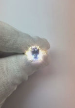 Video laden en afspelen in Gallery-weergave, 3 ct kussen Sri Lanka blauwe saffier en halo diamanten ring