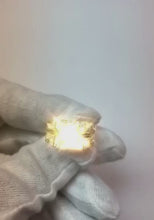 Video laden en afspelen in Gallery-weergave, Anello da uomo con diamante rotondo da 3 carati. oro bianco 14K