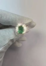 Video laden en afspelen in Gallery-weergave, Halo Diamond Colombiaanse Emerald groene smaragd verlovingsring 3,55 karaat witgoud