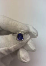Video laden en afspelen in Gallery-weergave, 3 ct kussen Sri Lanka blauwe saffier en halo diamanten ring