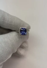 Video laden en afspelen in Gallery-weergave, Dames Halo Diamanten Sieraden Ceylon Sapphire Prong Set Goud 5 Karaat