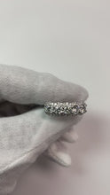 Video laden en afspelen in Gallery-weergave, 2,50 karaat ronde diamanten damesjubileumring wit goud 14K