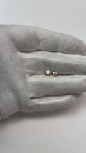 Video laden en afspelen in Gallery-weergave, Prong Set Solitaire Ronde Briljant Geslepen 0.74 Ct Diamanten Oorknopjes