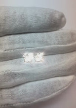 Video laden en afspelen in Gallery-weergave, Diamanten oorknopjes 2 ct. Massief Wit Goud 14K