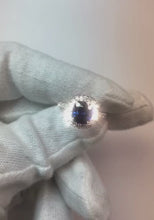Video laden en afspelen in Gallery-weergave, 3 ct kussen Sri Lanka blauwe saffier en halo diamanten ring