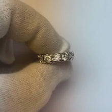 Video laden en afspelen in Gallery-weergave, 6 karaat ronde diamanten eeuwigheidsjubileumband wit goud
