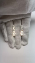 Video laden en afspelen in Gallery-weergave, Dames Princess Cut Diamond Hoop Earring massief goud 14K 6 karaat