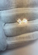 Video laden en afspelen in Gallery-weergave, Prong Set 2 karaat ronde diamanten dames Stud Earring wit goud 14K