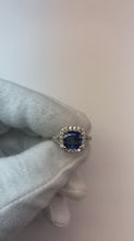 Video laden en afspelen in Gallery-weergave, 4.10 Ct Kussen Sri Lankaanse Saffier En Ronde Diamanten Ring Wit Goud