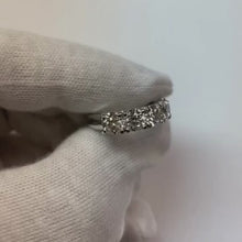 Video laden en afspelen in Gallery-weergave, Dames ronde diamanten halve eeuwigheid band 3 karaats U-prong set